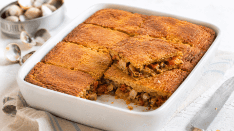 Empanada de maíz o "millo" con berberechos