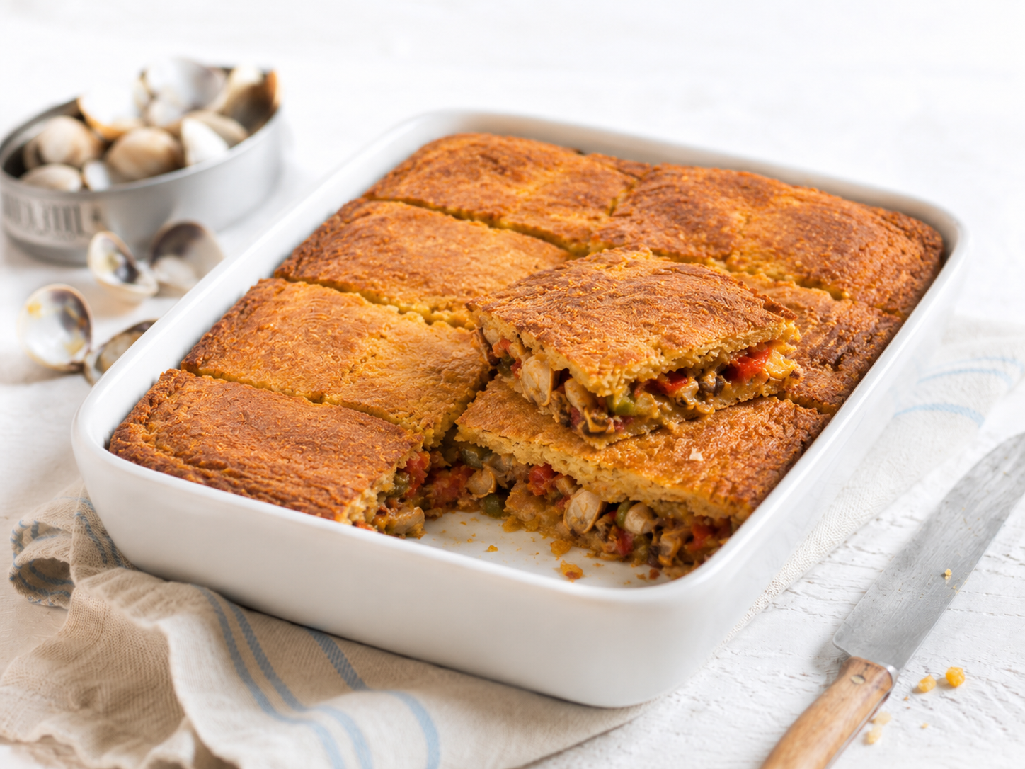 Empanada de maíz o "millo" con berberechos