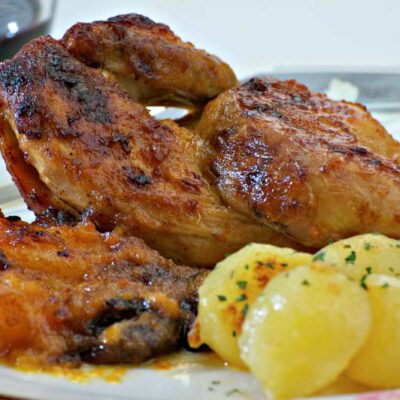 Picantones en salsa de sidra con frutas