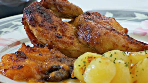 Picantones en salsa de sidra con frutas