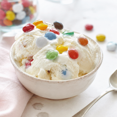 Helado fácil de nata y M&M's