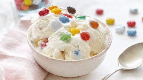 Helado fácil de nata y M&M's