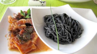 Jibia con espagueti negro