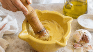 Allioli en mortero "receta tradicional"