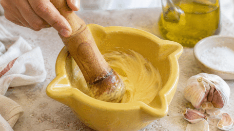 Allioli en mortero "receta tradicional"