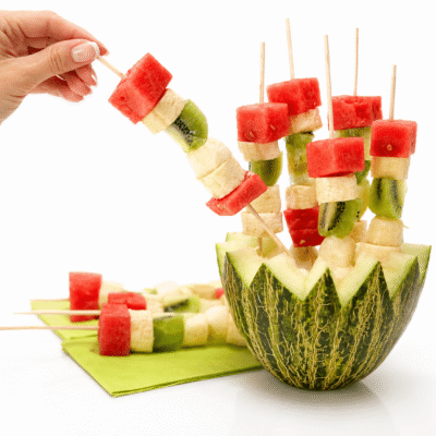 Brochetas de frutas para fiestas de verano