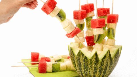 Brochetas de frutas para fiestas de verano