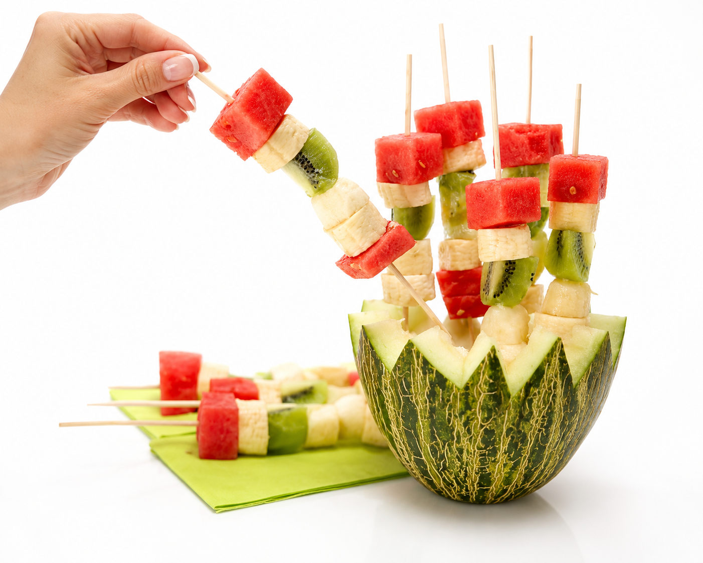 Brochetas de frutas para fiestas de verano