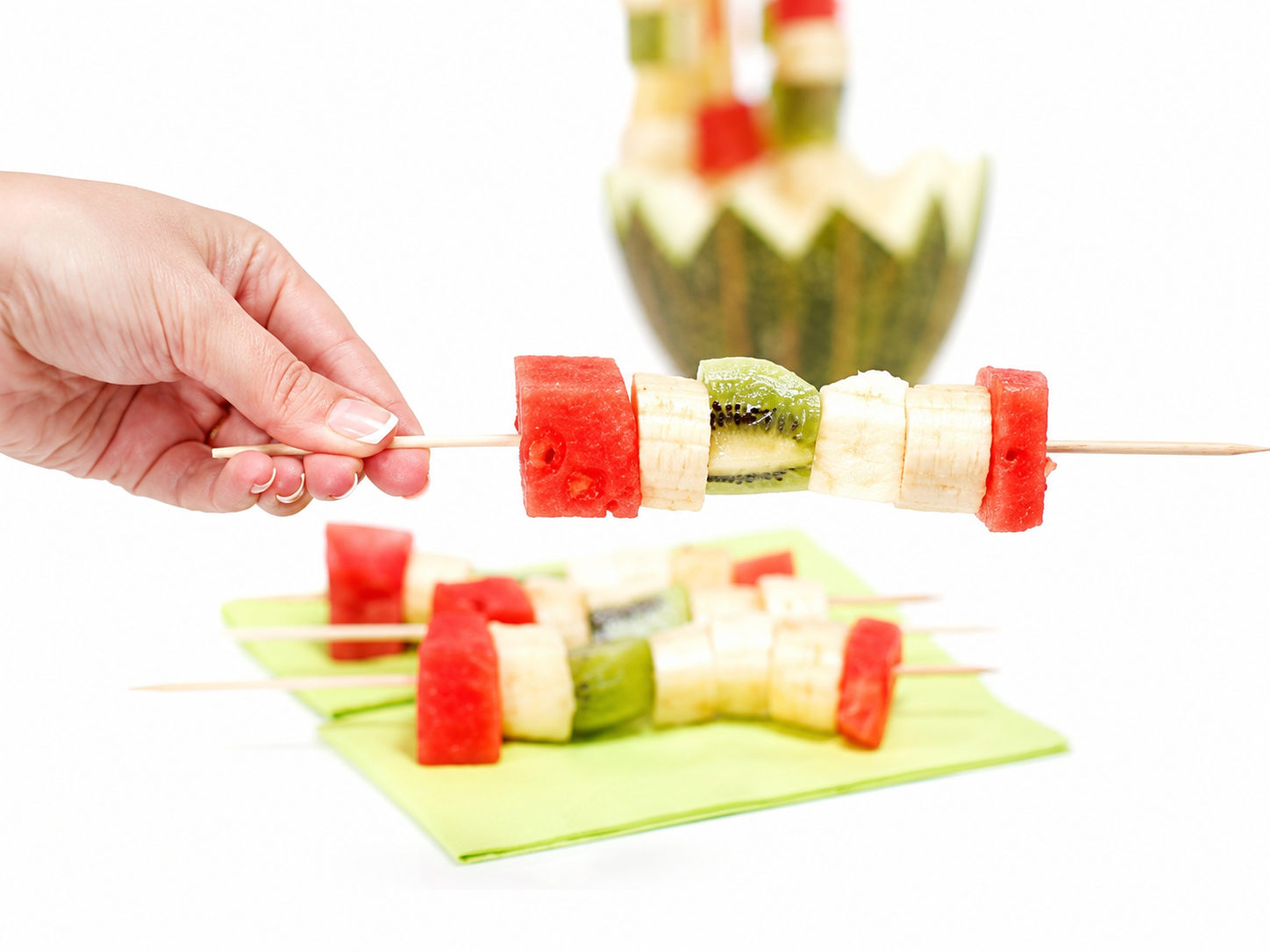 Brochetas de frutas para fiestas de verano Brochetas de frutas para fiestas de verano