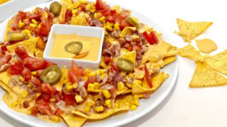 Nachos con salsa cheddar