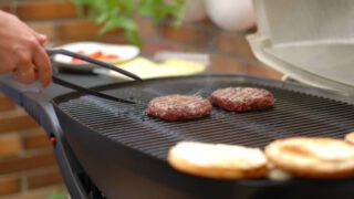 Hamburguesas a la parrilla con kepchup casero