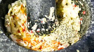 Usa especias para macerar tus alitas de pollo