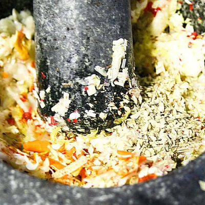 Usa especias para macerar tus alitas de pollo