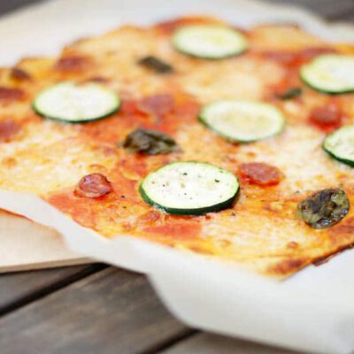Pizza de longaniza, calabacín, mozzarella... deliciosa
