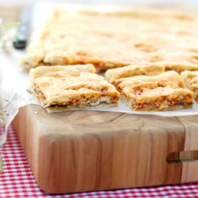 Empanada de sardinas con tomate en lata