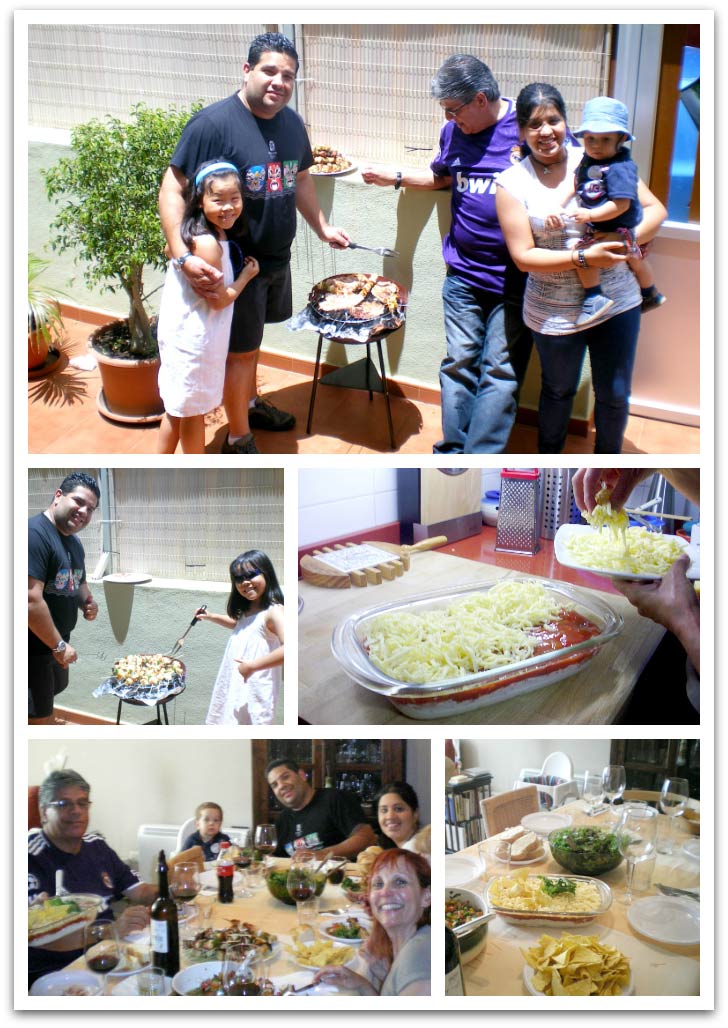 Toda la familia disfrutando de su barbacoa de verano Toda la familia disfrutando de su barbacoa de verano