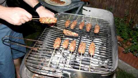 Kebab de cordero con salsa de yogurt