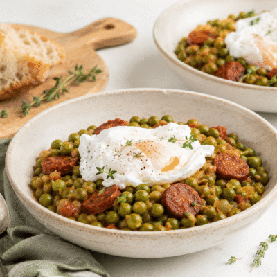 Guisantes con huevos escalfados