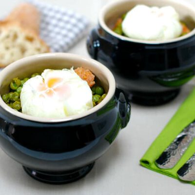 Guisantes con huevos poché