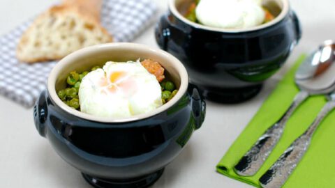 Guisantes con huevos poché
