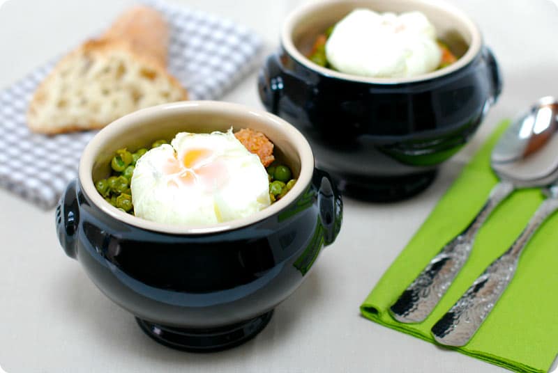 Guisantes con huevos poché