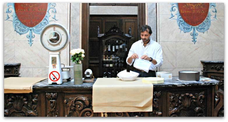 Nuestro anfitrión, empaquetando nuestro Pao de lo, que nos acompañó por Portugal Nuestro anfitrión, empaquetando nuestro Pao de lo, que nos acompañó por Portugal