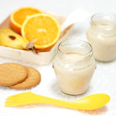 Yogur de platano, naranja y galletas. Absolutamente deliciosos.