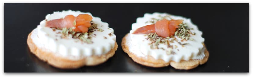 Canapé de queso fresco y salmón Canapé de queso fresco y salmón