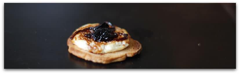 Canapé de cebolla caramelizada y queso de cabra Canapé de cebolla caramelizada y queso de cabra