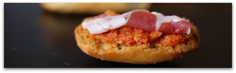 Canapé de tomate y jamón Canapé de tomate y jamón