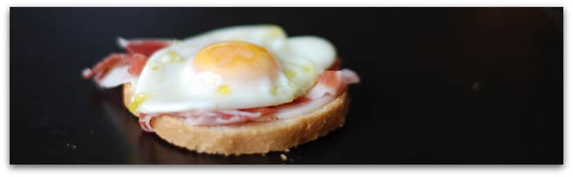 Canapé de jamón con huevos de codorniz Canapé de jamón con huevos de codorniz