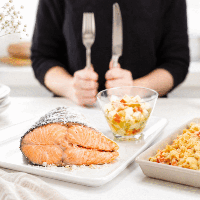 Salmón a la sal con vinagreta de manzana y patatas con tomate