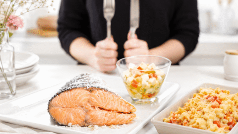 Salmón a la sal con vinagreta de manzana y patatas con tomate