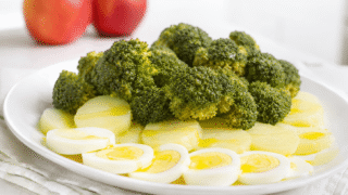 Brócoli con patatas y huevos al Varoma