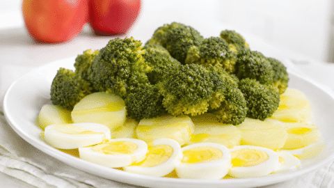 Brócoli con patatas y huevos al Varoma
