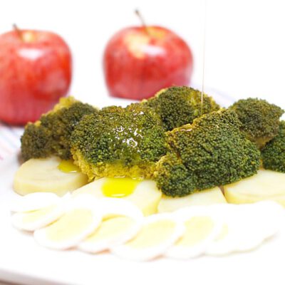 Brócoli al vapor con huevos y patatas