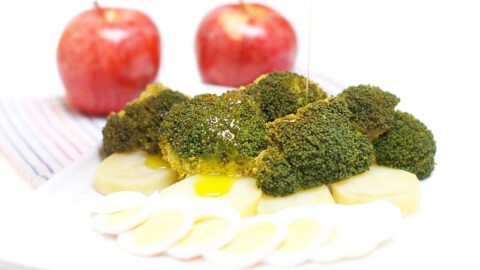 Brócoli al vapor con huevos y patatas
