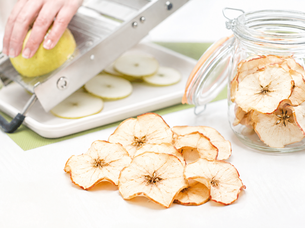 Corta las rodajas de manzana Corta las rodajas de manzana