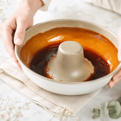 Molde con caramelo líquido