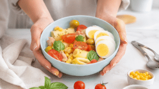 Ensalada de pasta, atún, huevo y maíz dulce