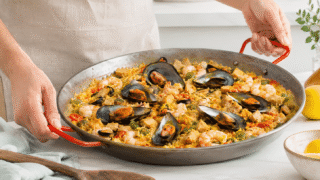 Paella de pollo con gambas y mejillones