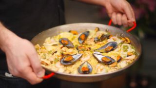 Paella de pollo, gambas y mejillones