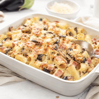 Pasta gratinada con berenjena, jamón y setas