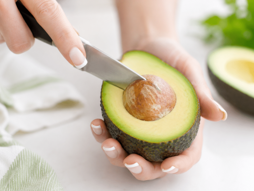 Cómo abrir y vaciar un aguacate