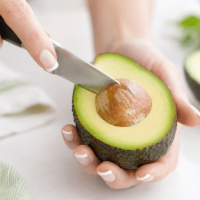 Cómo abrir y vaciar un aguacate