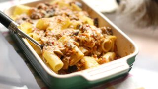 Pasta gratinada con berenjena, jamón y setas