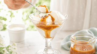 Yogur helado con salsa toffee