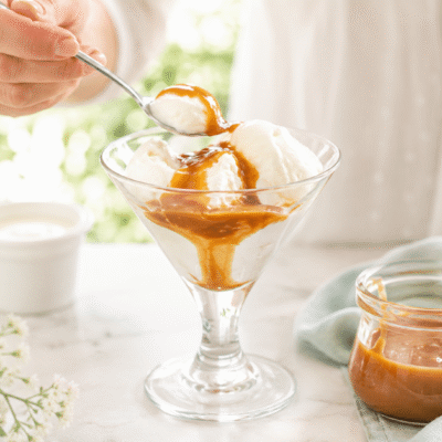 Yogur helado con salsa toffee