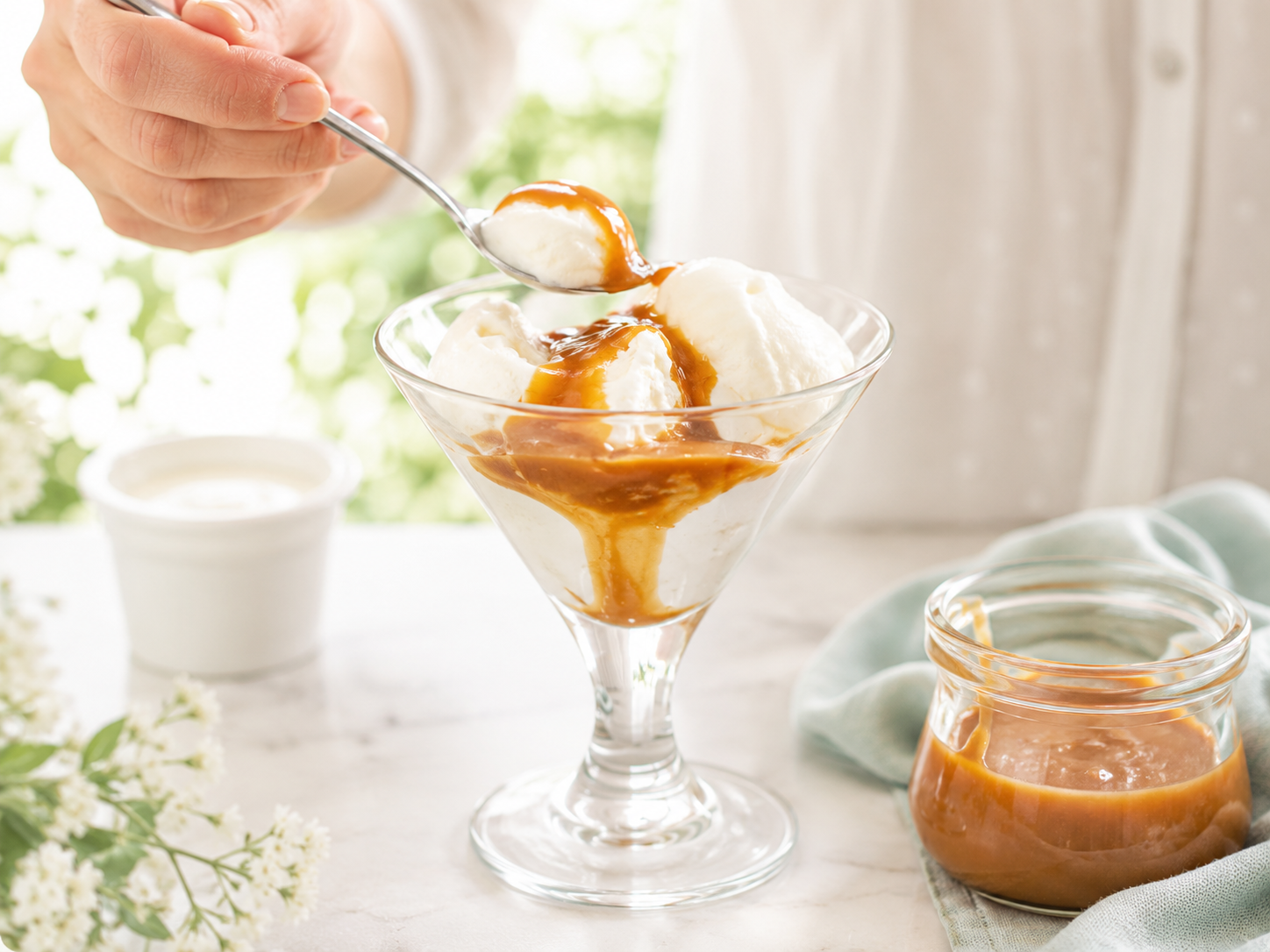 Yogur helado con salsa toffee