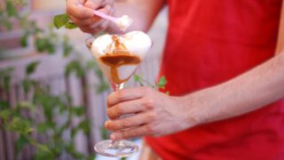 Yogurt helado con salsa toffe